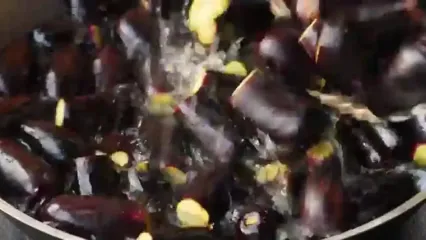ببینید؛ غذای روستایی در آذربایجان؛ پخت دلمه فلفل و بادمجان توسط آشپز مشهور