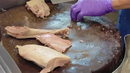 ببینید؛ غذای خیابانی در تایوان؛ پخت غاز به یک روش سنتی متفاوت در تایپه