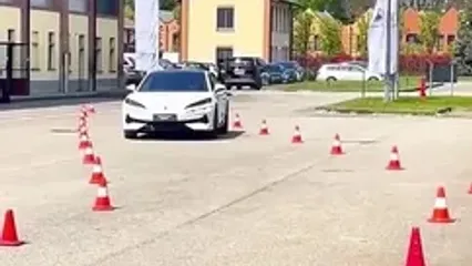 ببینید؛ رونمایی از تکنولوژی خیره کننده پارک و حرکت خرچنگی "دنزا z9" در خیابان های ایتالیا
