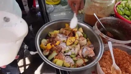 ببینید؛ غذای خیابانی در کامبوج؛ برش آناناس، انبه، گواوا و تهیه سالاد میوه ترش در پنوم پن