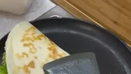 صبحانه ای خوشمزه برای مدرسه با تخم مرغ، قارچ و پنیر پیتزا