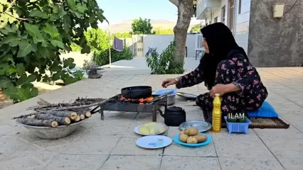 ببینید؛ غذای روستایی در ایران؛ پخت آبگوشت مرغ روی هیزم توسط مادربزرگ ایلامی