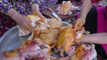ببینید؛ غذای روستایی در گیلان؛ تهیه مرغ بریانی در بشکه و پخت نان روی آن