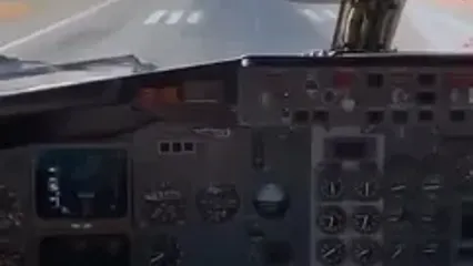 لحظه برخورد یک پرنده با هواپیمای بوئینگ ۷۳۷ در ایران/ باقیمانده ضربه روی شیشه هواپیما