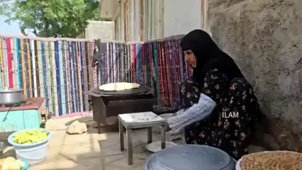 ببینید؛ غذای روستایی در ایلام؛ پخت نان ساجی و خوراک بامیه و گوجه