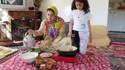 ببینید؛ غذای روستایی در ایران؛ پخت خورشت گوجه سبز