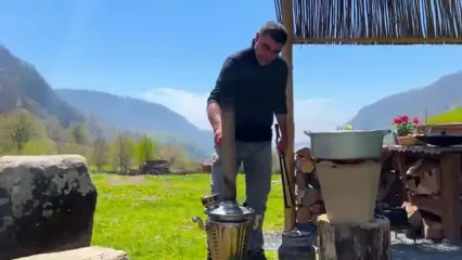 ببینید؛ غذای روستایی در آذربایجان؛ پخت پلو مخلوط با زردآلو و کشمش در طبیعت