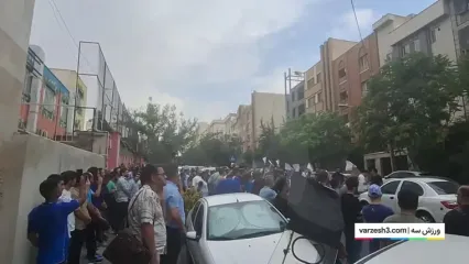 تجمع هواداران استقلال برای تمدید قرارداد با رامین و اندونگ