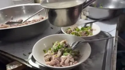 ببینید؛ غذای خیابانی در هنگ کنگ؛ برنج سرخ کرده، شیرینی و رول مرغ