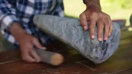 ببییند؛ غذای روستایی در آذربایجان؛ تهیه نوتلا با فندق تازه در یک روستای زیبای کوهستانی