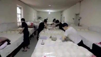 ببینید؛ غذای خیابانی در ازبکستان؛ پخت نان سنتی در تنورهای گِلی در شهر سمرقند