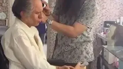 ببینید؛ گیتارنوازی مجازی بابک حمیدیان در حین گریم در پشت صحنه سریال