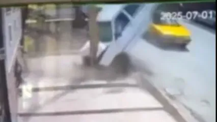 فیلمی از تصادف عجیب پراید با تیر برق در جوانرود!