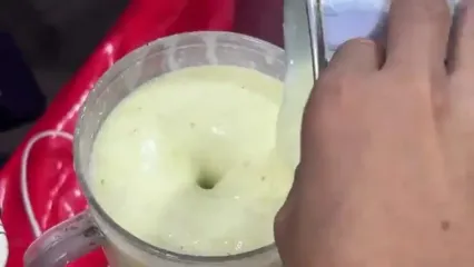 ببینید؛ غذای خیابانی در پاکستان؛ تهیه آبمیوه و میلک شیک انگور در کراچی