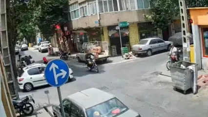 برخورد وحشتناک یک موتور با پژو ۲۰۶ در تهران