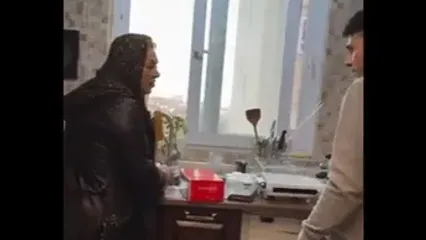 فیلم و عکس / نگاهی به دکوراسیون لوکس و خوشرنگ نسرین مقانلو در سال 2025 / خانه‌ای شیک و مدرن با مبلمان رنگی و دکوری‌های خاص؛