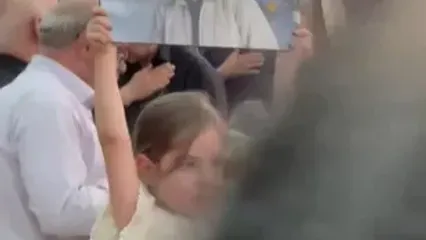 چشمان زیبا و پر از حرف دختر 5 ساله شهید بلندی در قطعه 42 بهشت زهرا + این فیلم اشکتان را در می آورد