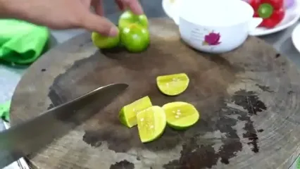 ببینید؛ غذای خیابانی در ویتنام؛ تهیه غذا با شاه خرچنگ آلاسکایی در هانوی