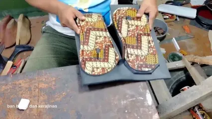 ببینید؛ مراحل ساخت صندل های سنتی به روش کفاش ماهر بنگلادشی