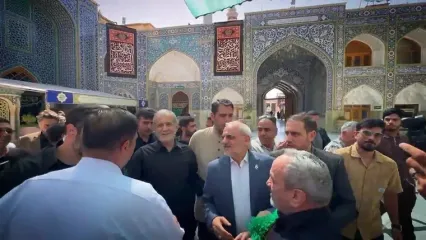فیلم دیدار چهره به چهره پزشکیان با مردم در حرم حضرت معصومه(س) بدون سخت گیری محافظان / بوسه پسر نوجوان بر رئیس جمهور !