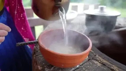 ببینید؛ غذای روستایی در گیلان؛ پخت دلمه فلفل، بادمجان و گوجه فرنگی