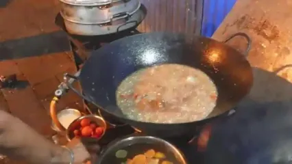 ببینید؛ غذای خیابانی در اندونزی؛ پخت خرچنگ در برگ موز در جاکارتا