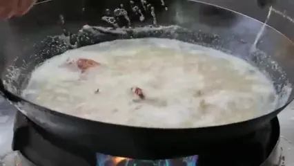 ببینید؛ غذای خیابانی در تایوان؛ پخت غذا با خرچنگ رنگین کمانی در تایپه