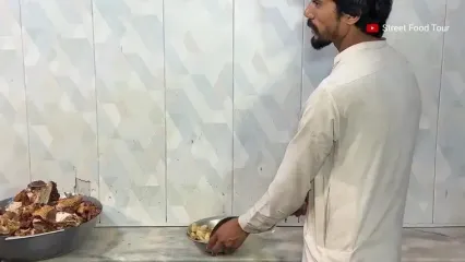 ببینید؛ غذای خیابانی در پاکستان؛ طبخ کله پاچه برای صبحانه در پیشاور