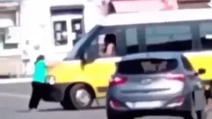 لحظه دردناک مرگ مادر اوکراینی هنگام گرفتن پسرش برای خدمت اجباری چطور جلوی خودرو را گرفته است!