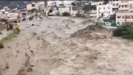 تصاویر توجه‌برانگیز از بارش باران در عربستان