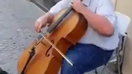 ببینید؛ لحظه شگفت‌انگیز بلند شدن نوای «ای ایران» در فرانسه توسط یک نوازنده دوره‌گرد فرانسوی