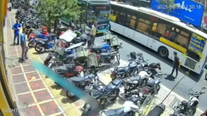 فیلم لحظه تصادف هولناک موتور با اتوبوس / حادثه نفس ها را گرفت !