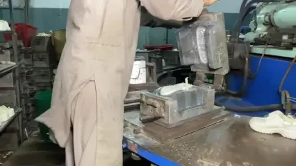 ببینید؛ فرآیند بازیافت ضایعات پلاستیکی و تبدیل آنها به کفش های سبک ورزشی