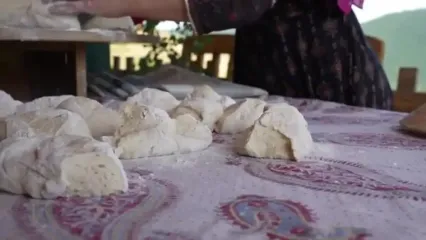 ببینید؛ غذای روستایی در ایران؛ پخت نان سنتی در تنور توسط بانوی روستایی