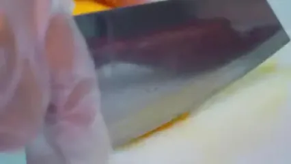 ببنیید؛ غذای خیابانی در تایوان؛ برش آناناس و انبه و تهیه اسموتی و بستنی با آن‌ها در تایپه