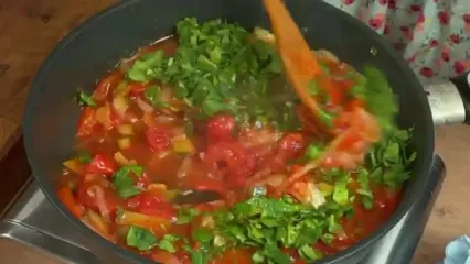 ببنیید؛ طرز تهیه یک غذای سریع اسپانیایی با فیله مرغ، گوجه و سیب زمینی