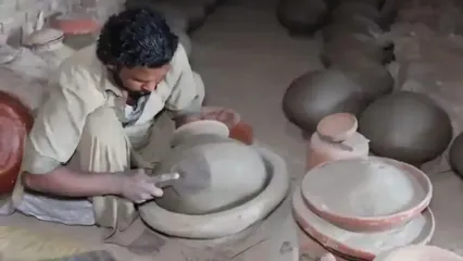 ببینید؛ فرآیند تولید سنتی کوزه های سفالی در کارگاهی در پاکستان