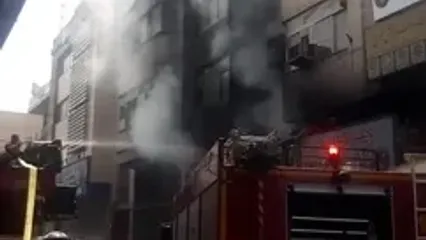 آتش‌سوزی نفس‌گیر زیر پل روشندلان / دود سیاه خیابان انقلاب را فرا گرفت!