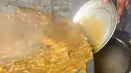 پخت غذای سنتی چوله کولچه؛ تجربه‌ ای تازه در خیابان‌ های هند