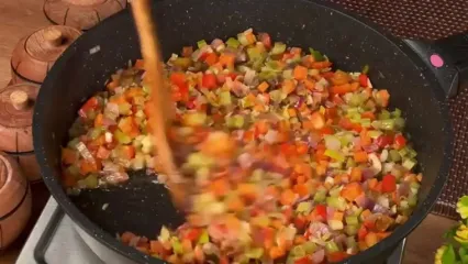 ببینید؛ طرز تهیه یک غذای اسپانیایی با 3 عدد فیله مرغ و یک گوجه