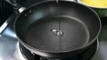 ببینید؛ غذای خیابانی در تایلند؛ پخت غذا با لابستر قرمز و تخم مرغ در بانکوک