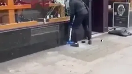 سرقت عجیب یک دزد از ساعت فروشی لوکس در روز روشن