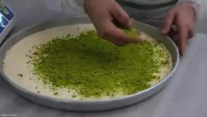 ببینید؛ غذای خیابانی در ترکیه؛ پخت باقلوا در غازی عینتاب