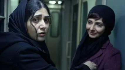 فیلم زیرخاکی از باران کوثری در حال کری‌خوانی برای پرسپولیسی‌ها