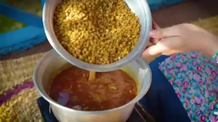 ببینید؛ غذای روستایی در ایران؛ پخت قیمه سیب زمینی اصیل با سالاد شیرازی