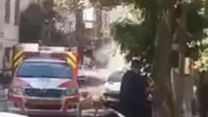 آتش‌سوزی در پیروزی بر اثر ترکیدگی لوله گاز/ پژو 206 طعمه حریق شد