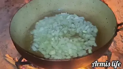 ببینید؛ غذای روستایی در ایران؛ پخت یک غذای سنتی با جگر مرغ و تخم مرغ