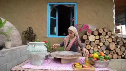 ببینید؛ غذای روستایی در ایران؛ ساخت تنور و پخت یک پیتزای بزرگ در آن