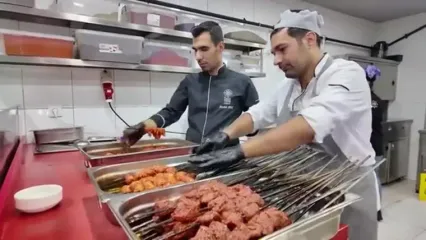ببینید؛ غذای خیابانی در ترکیه؛ تهیه انواع کباب و لاهماجون در استانبول