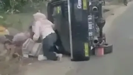 فیلم واژگونی وانت حامل زن و کودک